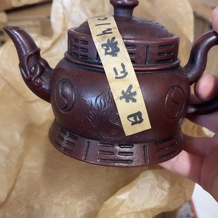 紫砂茶壶原矿泥料手工制作的一把紫砂壶。