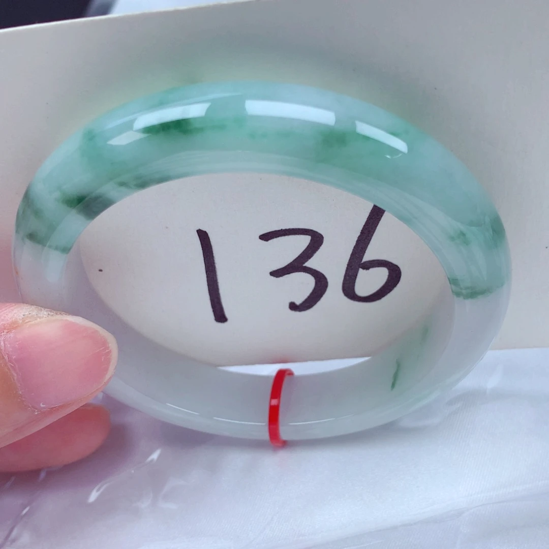 翡翠手镯未镶嵌翡翠