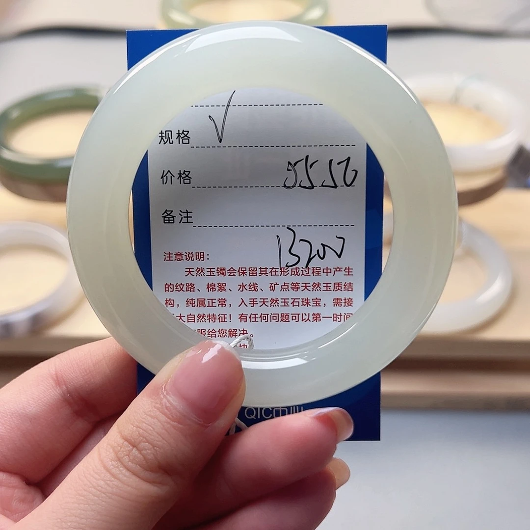 和田玉手镯未镶嵌那**春