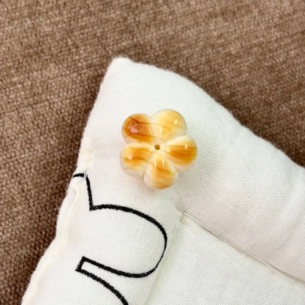 白蜡沁色五瓣花奶呼呼