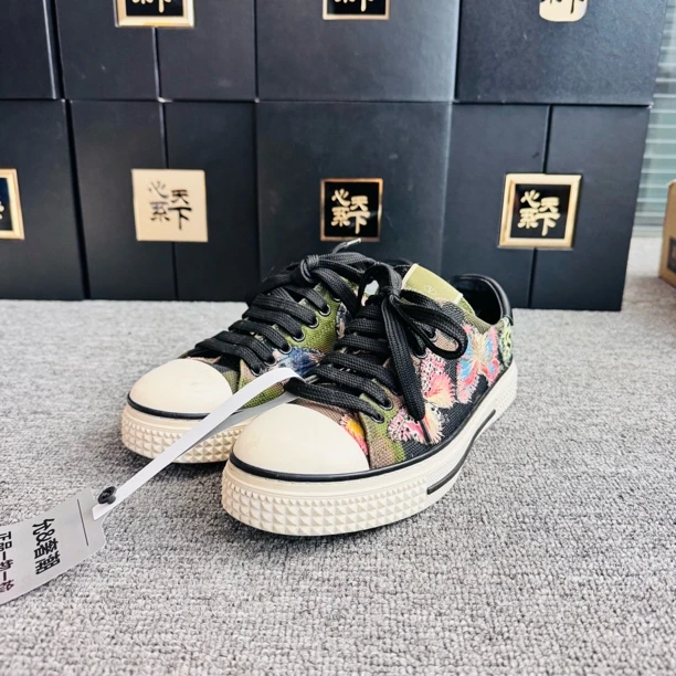 95新 Valentino/华伦天奴 刺绣印花板鞋37码ysc2872