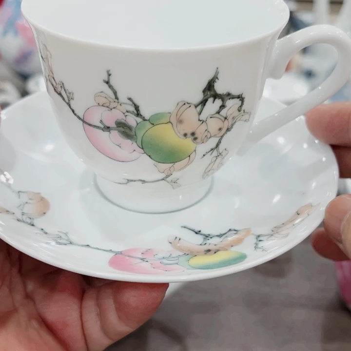 杯釉下五彩的瓷器和瓷器