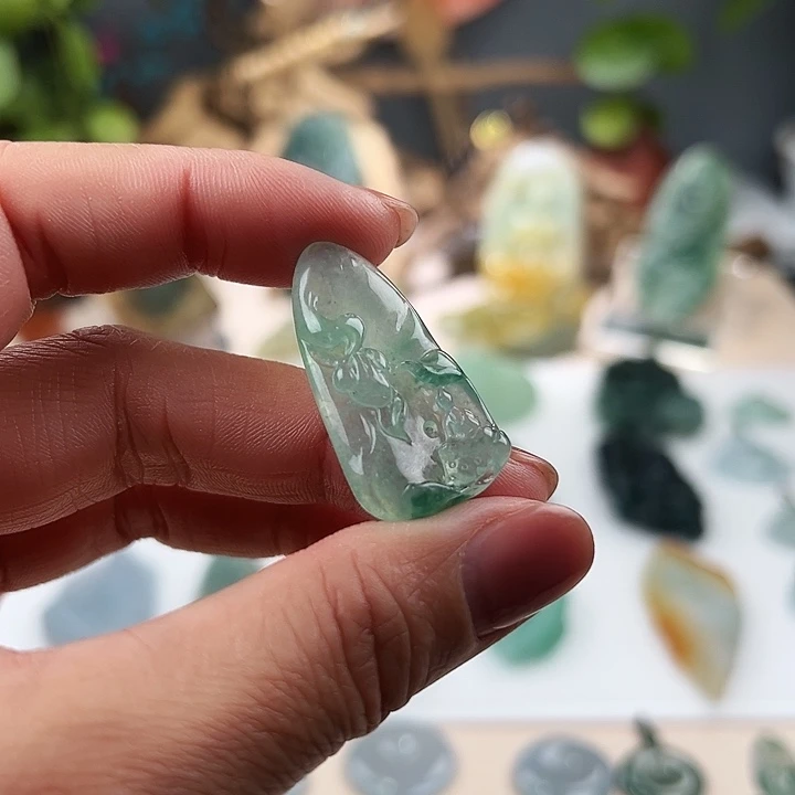 翡翠未镶嵌颈饰无相观音