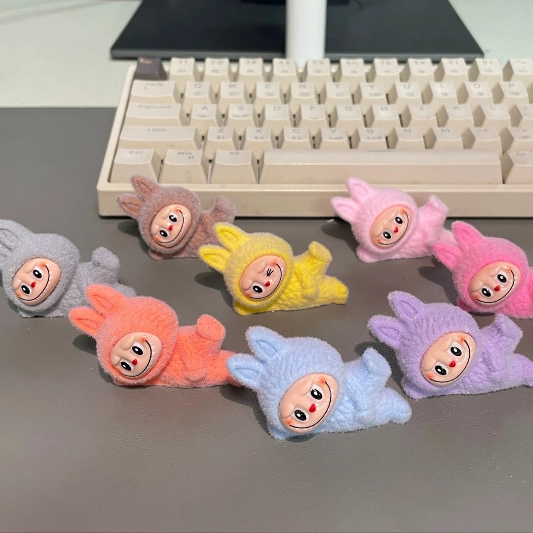 【植绒侧卧瑜伽小拉布布】8色桌面摆件