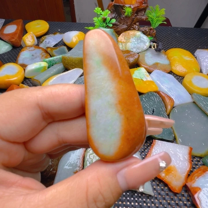 翡翠挂件未镶嵌翡翠