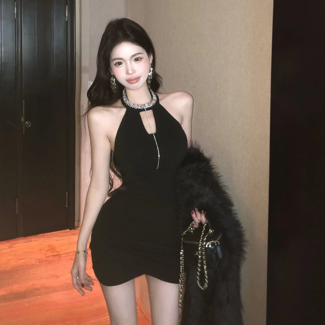 重工镶钻镂空挂脖连衣裙女冬季黑色紧身短裙纯欲收腰露背包臀裙子