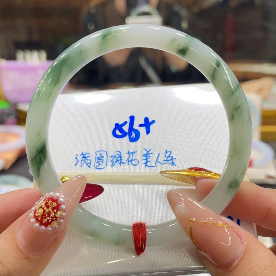 翡翠手镯未镶嵌翡翠