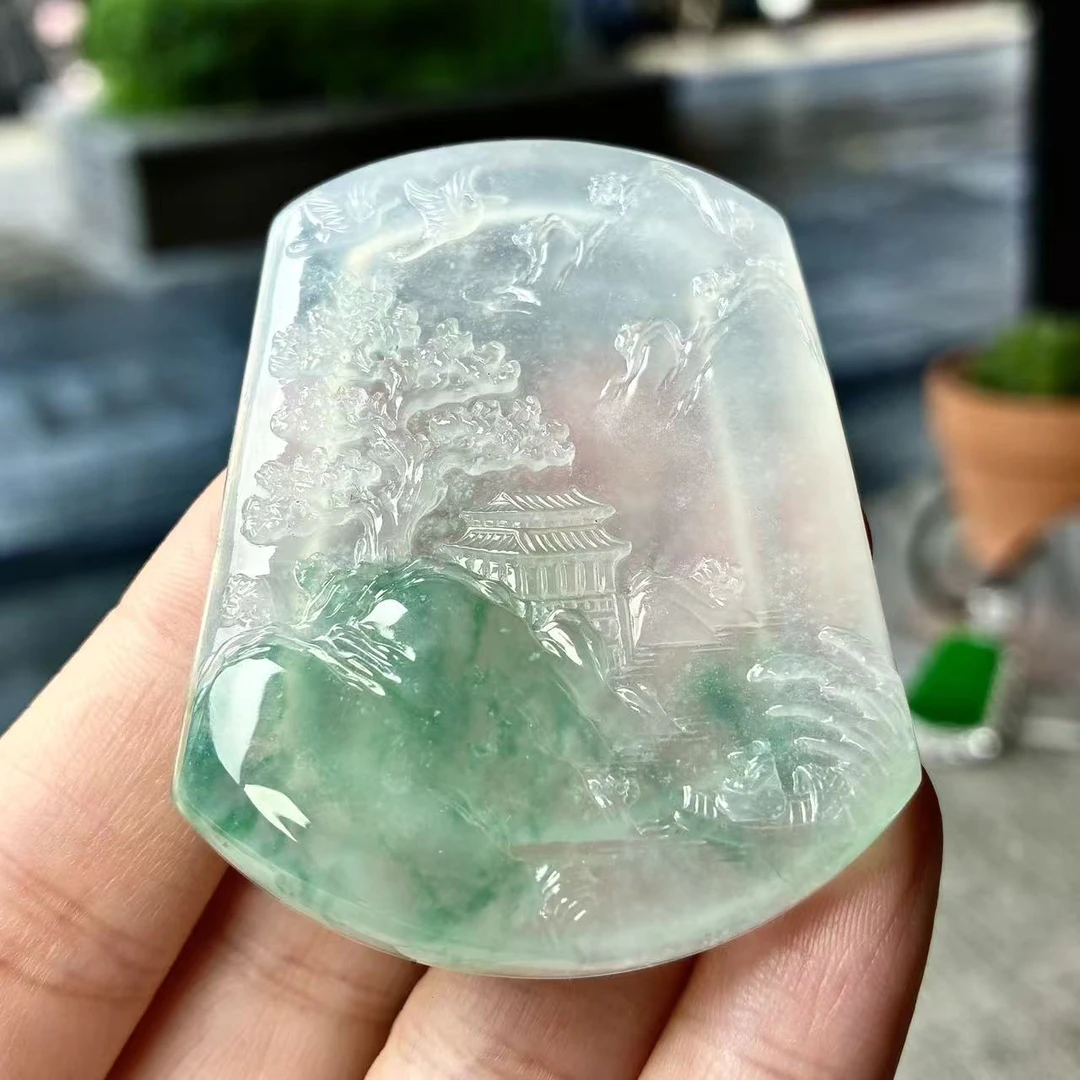 天然a货缅甸翡翠自然光尺寸55.9/43.5/5.9，高冰飘绿花山水牌吊坠