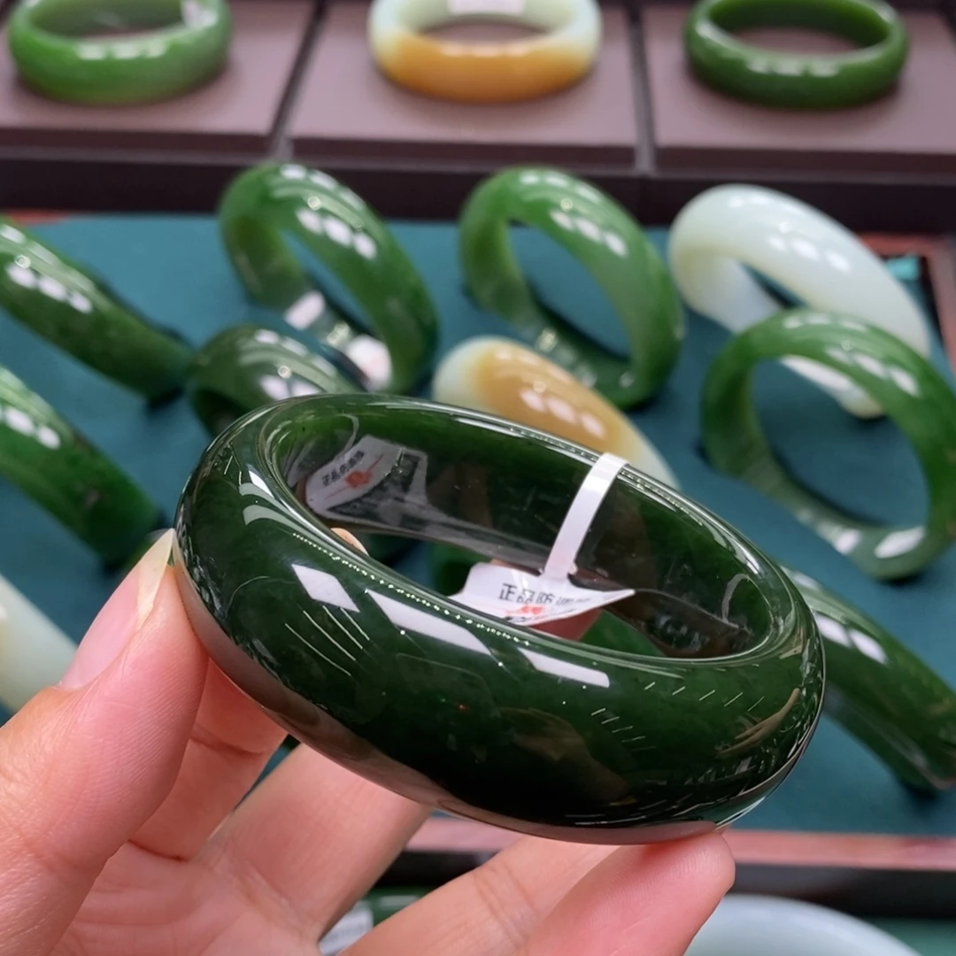 穿***空和田玉（碧玉）未镶嵌手镯