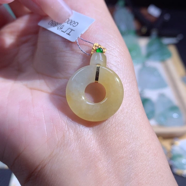 翡翠18K金镶嵌颈饰翡翠