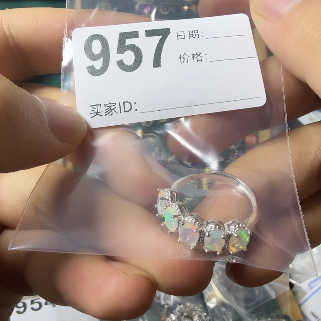 俊***介欧泊银S925镶嵌戒指