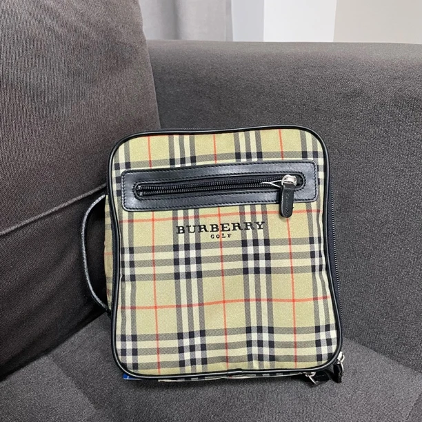 90新 BURBERRY/博柏利 兔兔奢G专属/博柏利手拿包/250306072