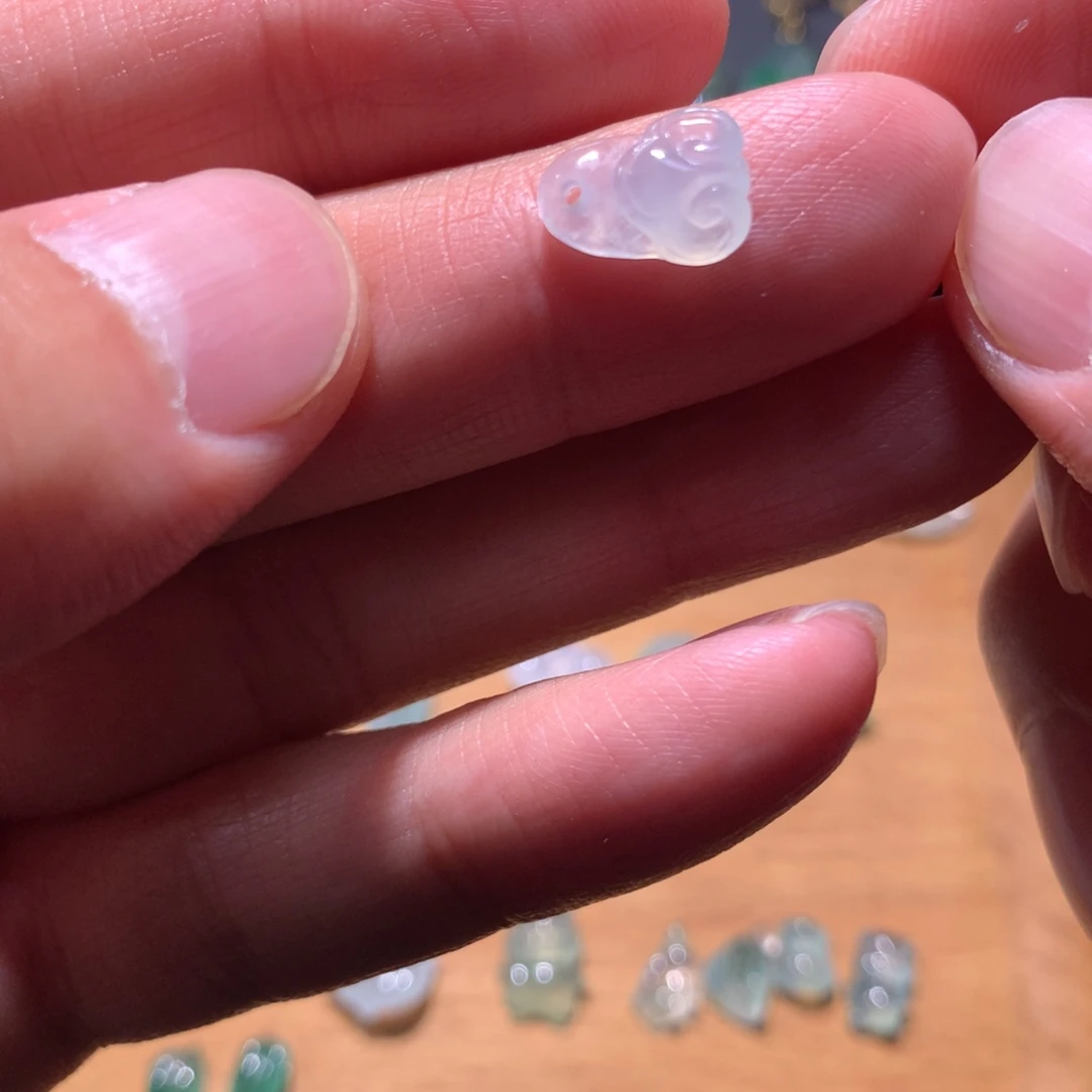 翡翠未镶嵌颈饰如意头