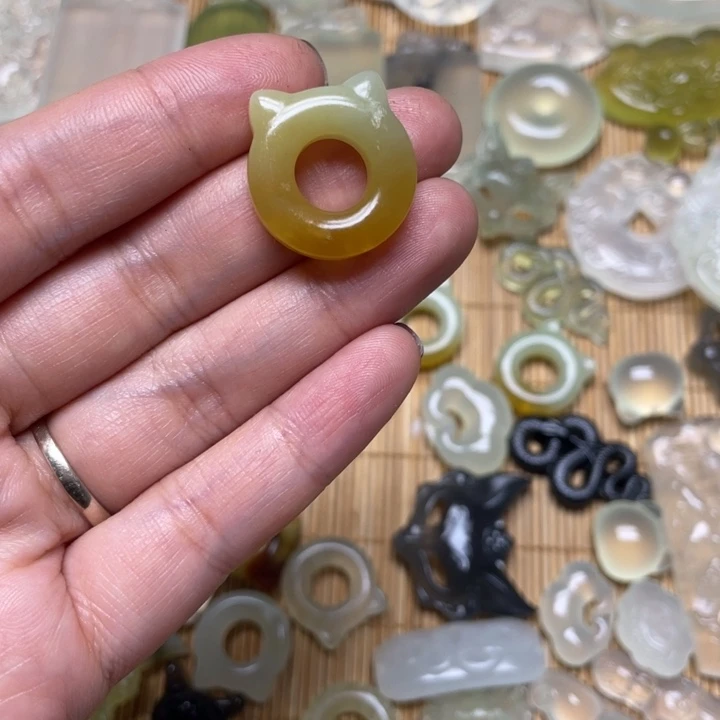 蛇纹石玉颈饰未镶嵌