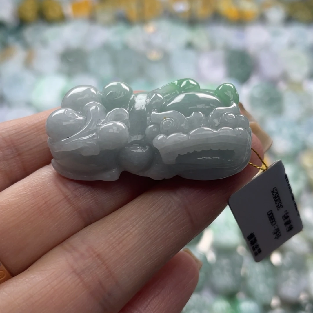 翡翠未镶嵌颈饰貔貅