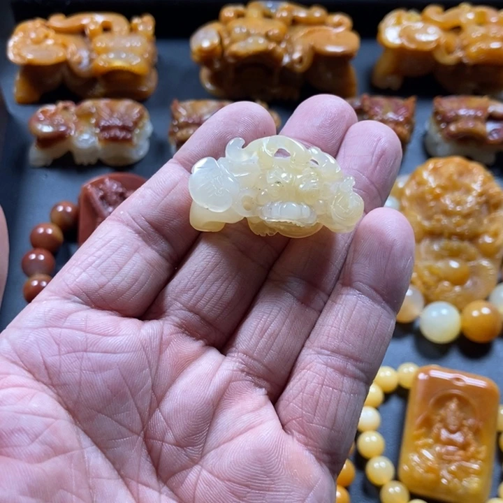石英质玉（黄龙玉）未镶嵌颈饰