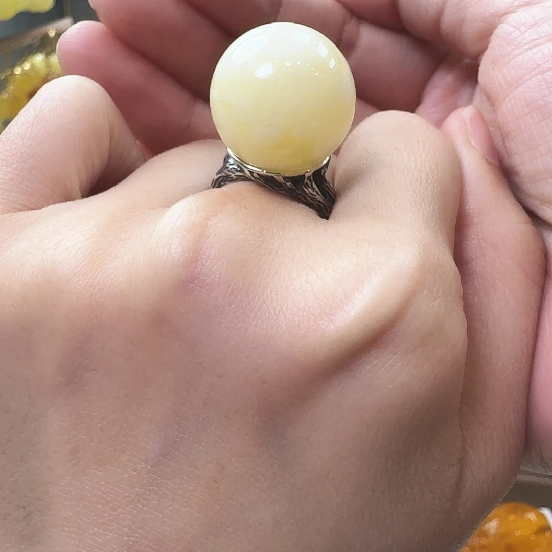 琥珀未镶嵌颈饰戒指