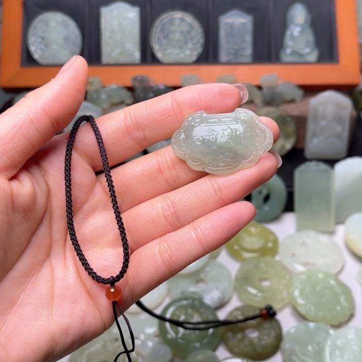 岫玉吊坠(赠链)未镶嵌人**火