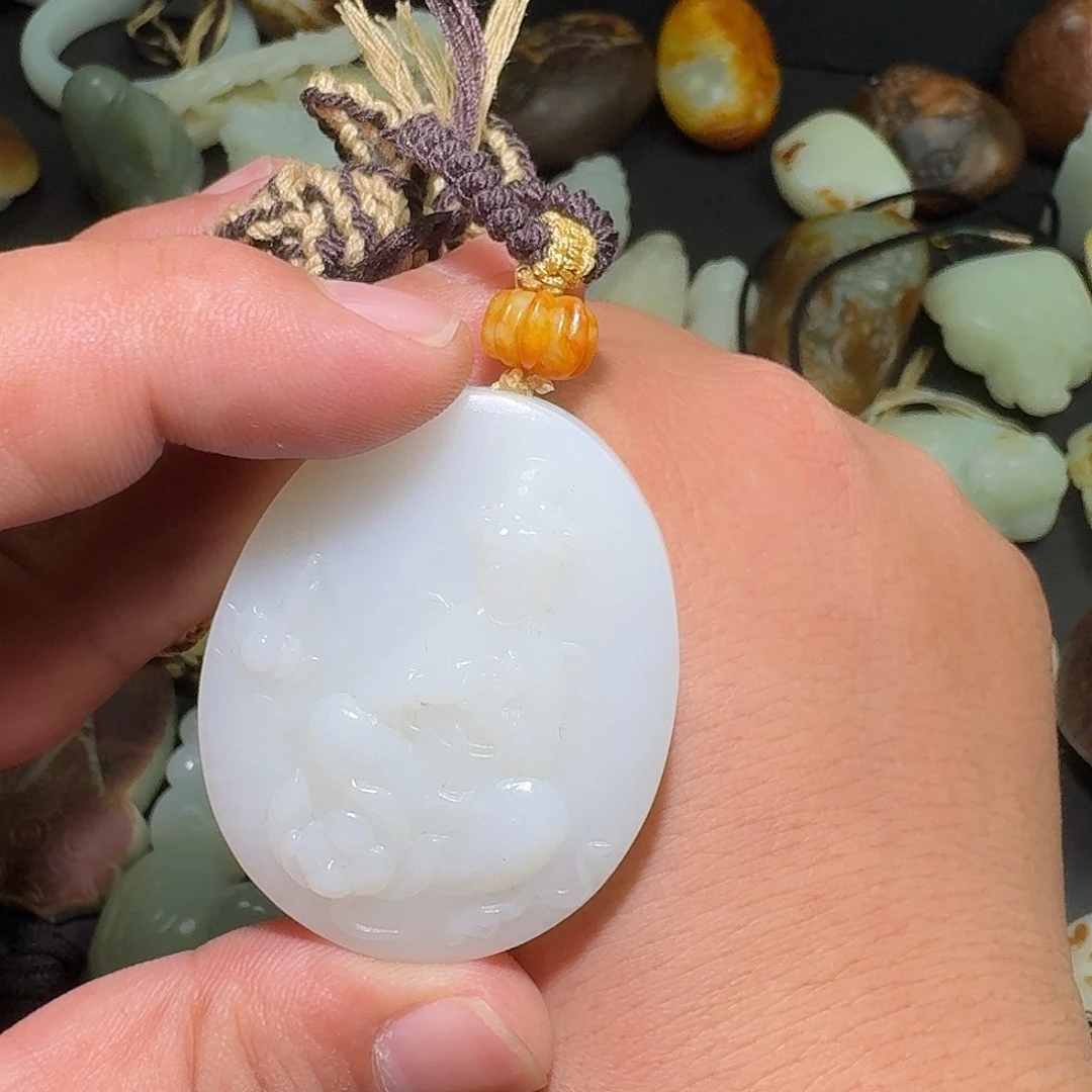 战***下和田玉未镶嵌颈饰