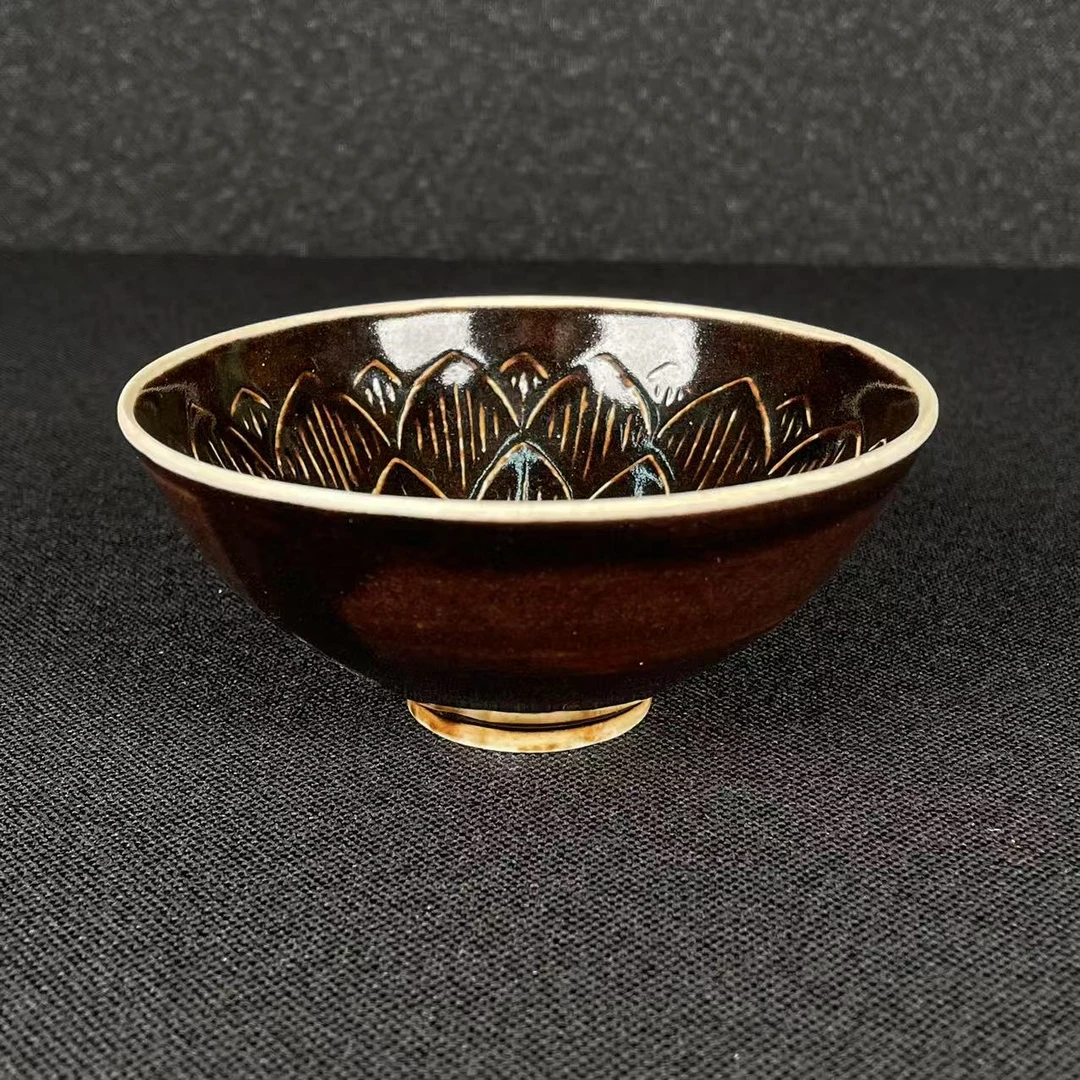 定窑剔刻莲瓣纹盏