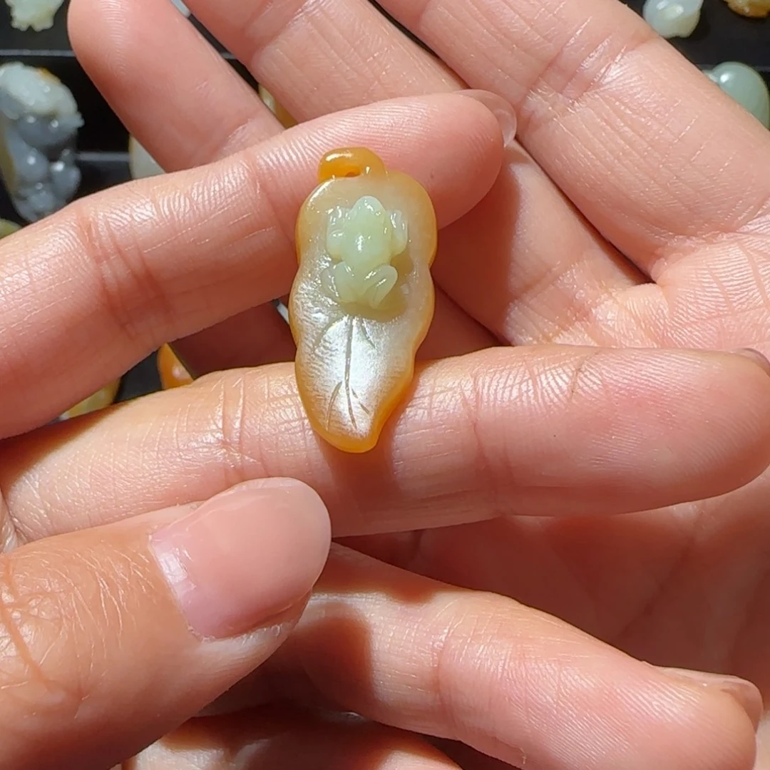 和田玉颈饰未镶嵌杠****?