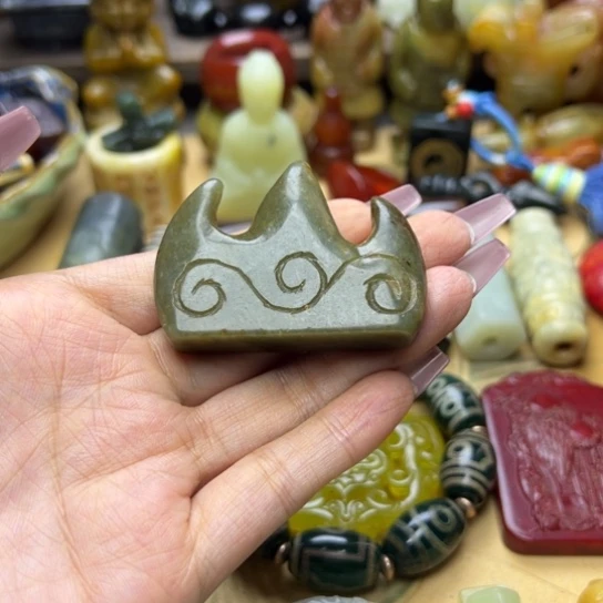 蛇纹石玉未镶嵌颈饰