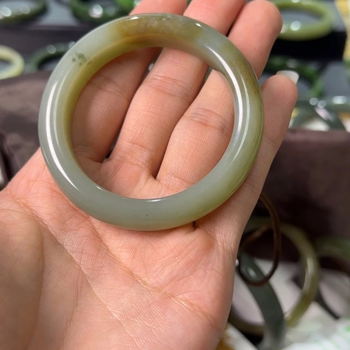 和田玉未镶嵌手镯