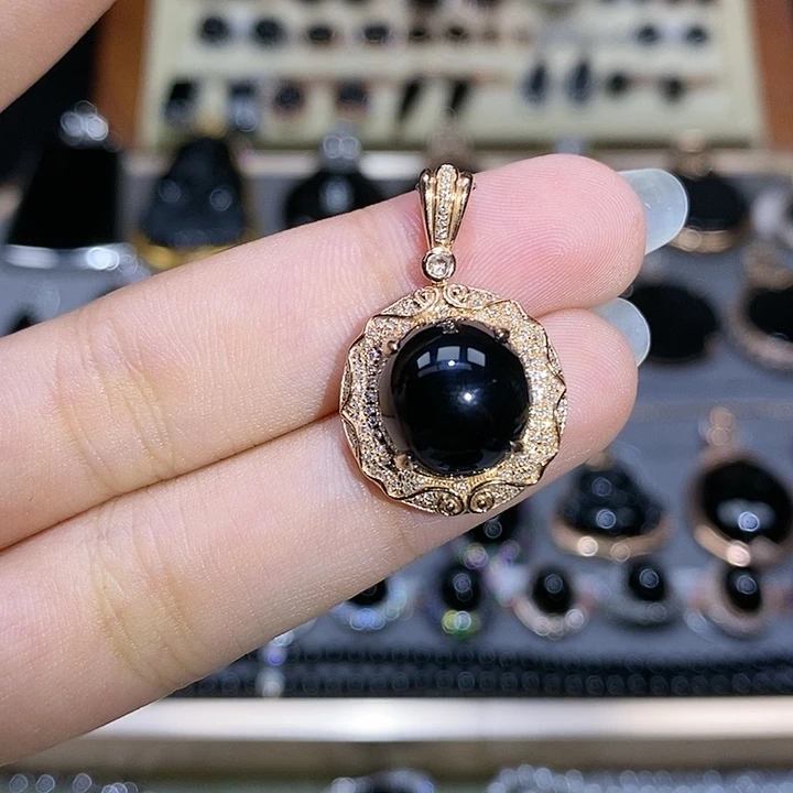 颈饰18K金镶嵌翡翠蛋面