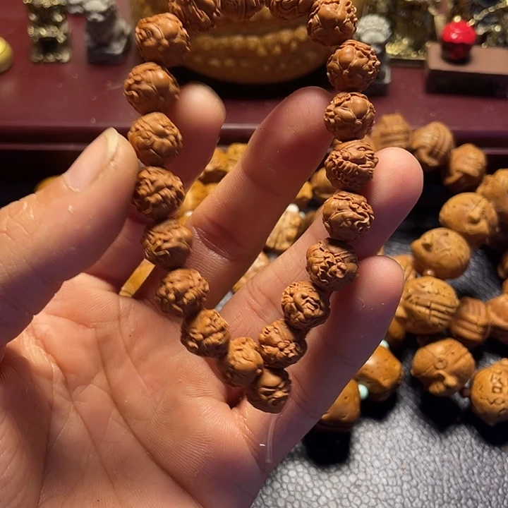 龙纹桃核雕刻荷叶财神