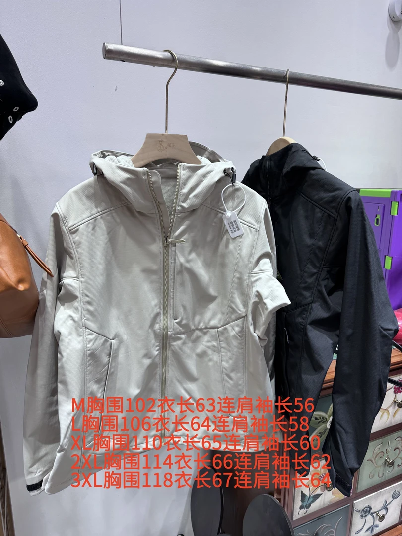 开年福利  ～ 鸡架子同款软壳冲锋衣外套 ～女孩子穿太酷辣