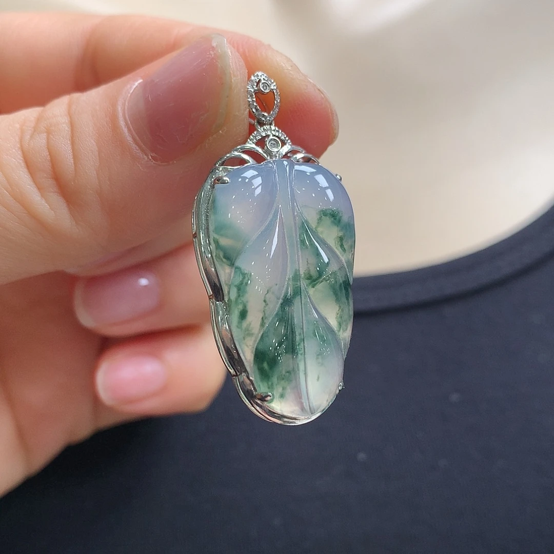 翡翠18K金镶嵌颈饰叶子