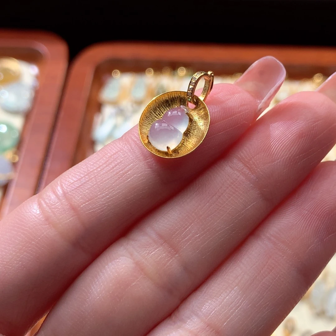 翡翠颈饰18K金镶嵌小****人翡翠