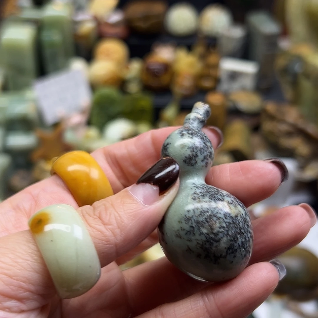 岫岩河磨玉（透闪石质玉）未镶嵌颈饰河磨玉葫芦