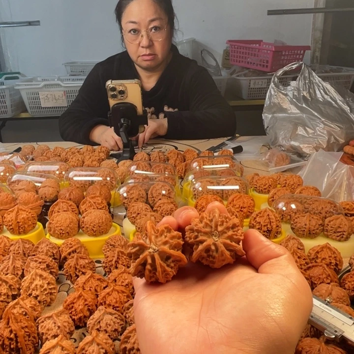 阿***提文玩核桃吊坠盘山三棱