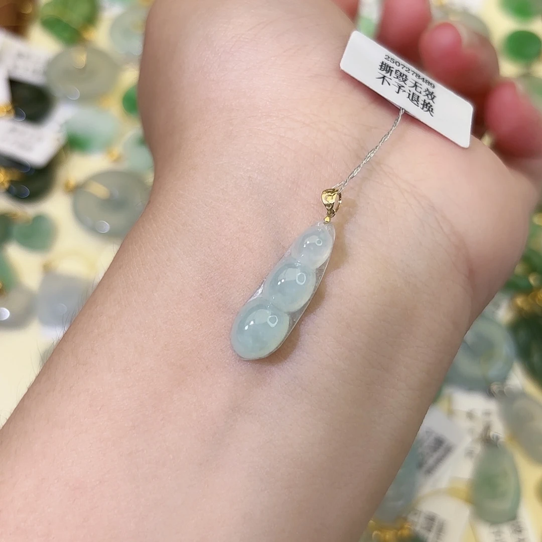 颈饰18K金镶嵌翡翠豆子