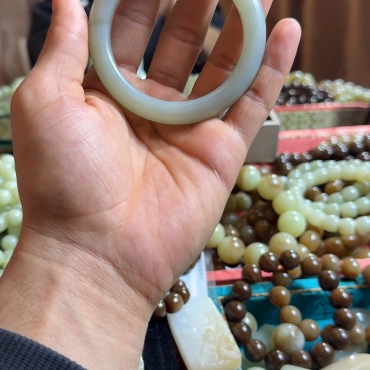 和田玉（糖玉）未镶嵌手镯