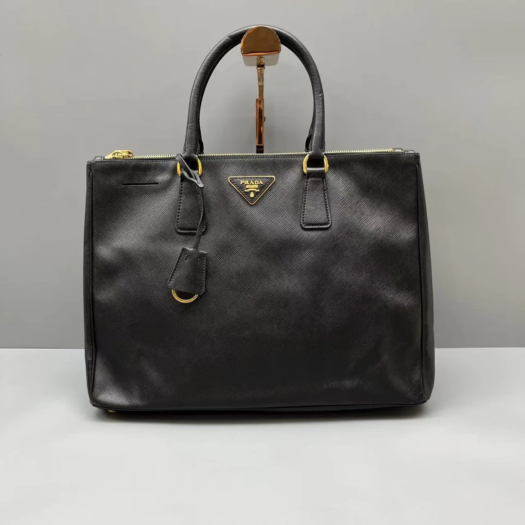 95新 Prada/普拉达 十字纹牛皮杀手包 尺寸36*26 SV15240