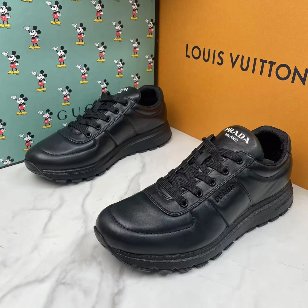 全新未使用 Prada/普拉达 黑色皮面侧边小logo时尚运动鞋/40.5码