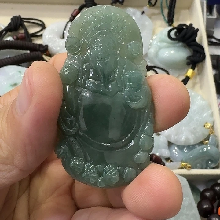 翡翠未镶嵌颈饰皇财神