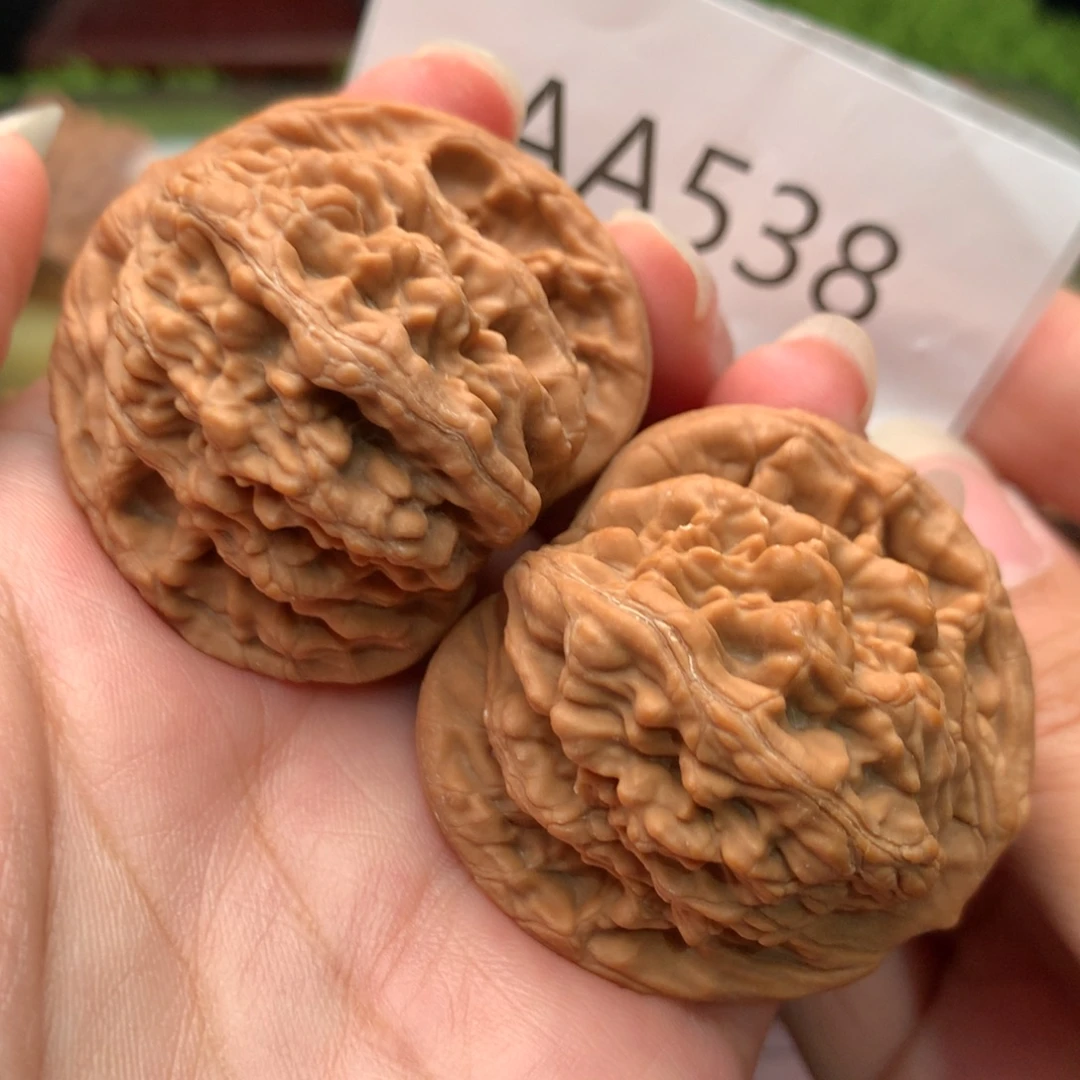 文玩核桃把件粗棱红皮虎头42