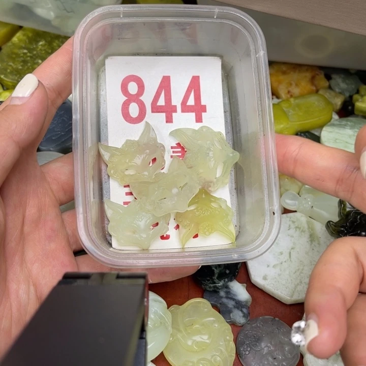 蛇纹石玉未镶嵌挂坠