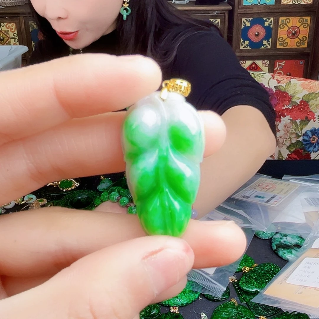 颈饰18K金镶嵌翡翠多样性