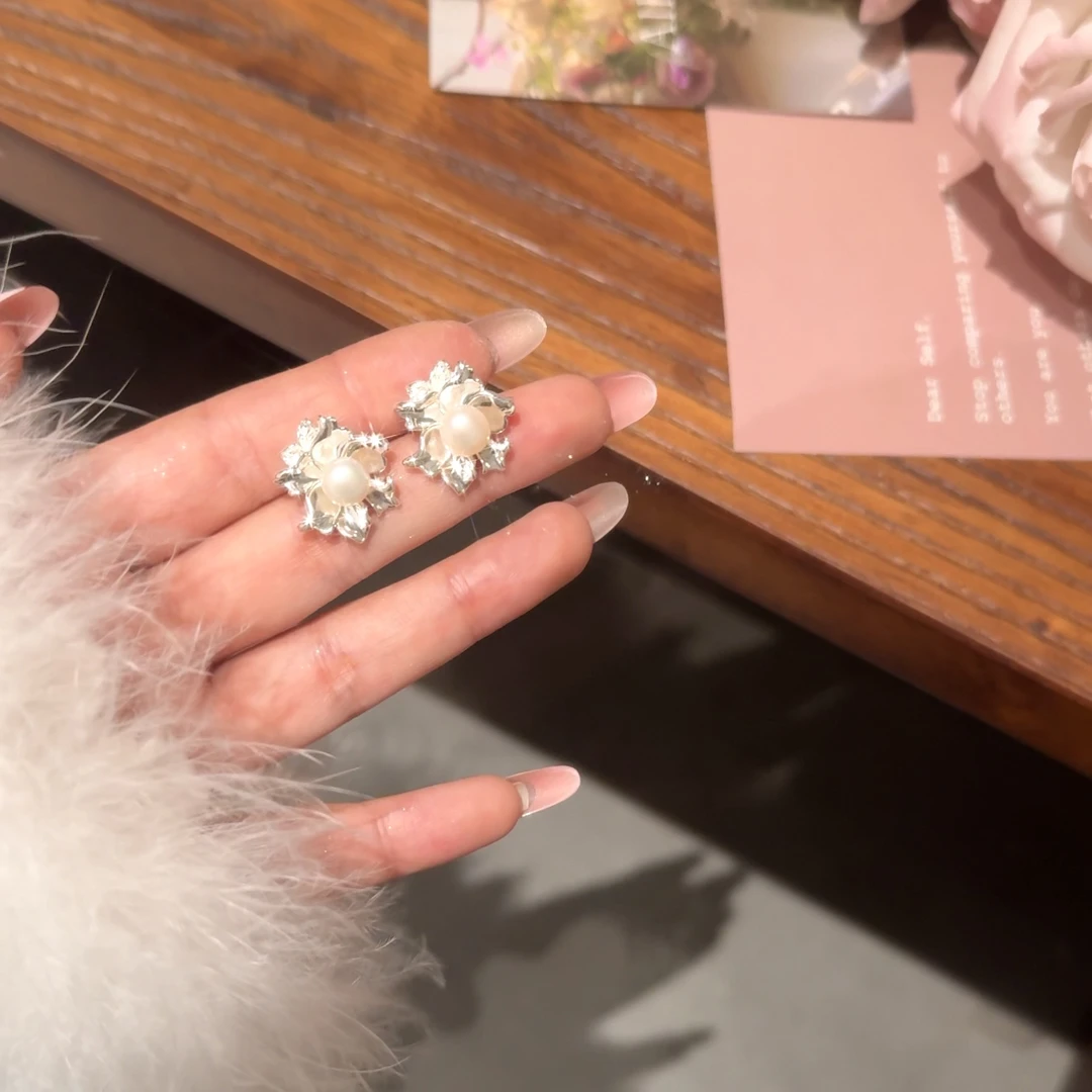 铜合金耳饰 AL5285轻奢珠珠耳钉女不规则设计感复古气质耳饰