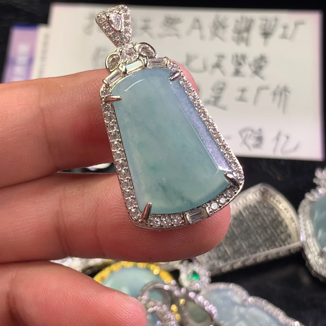 翡翠未镶嵌颈饰无事牌