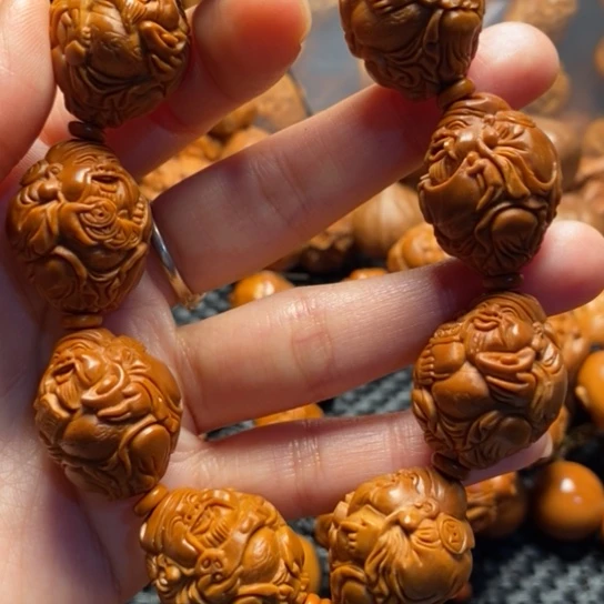 橄榄核吊坠八方财神