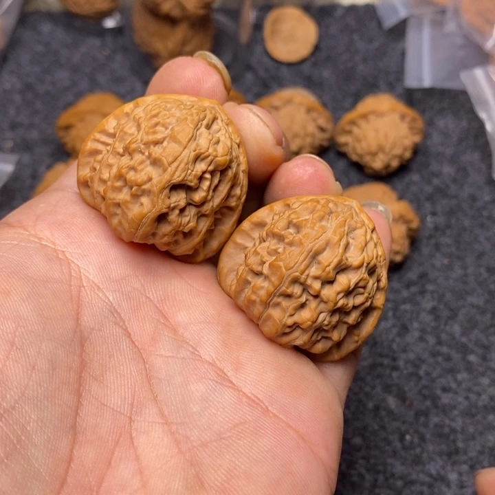 吊坠文玩核桃37三角白狮子