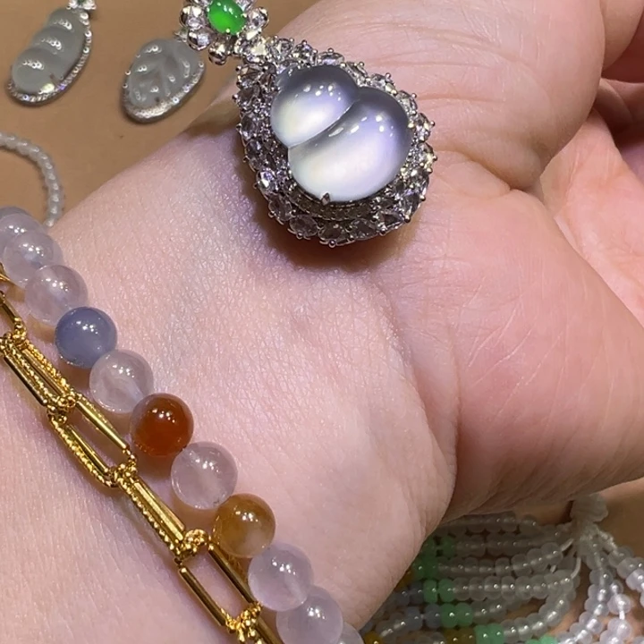 翡翠18K金镶嵌颈饰玻璃葫芦