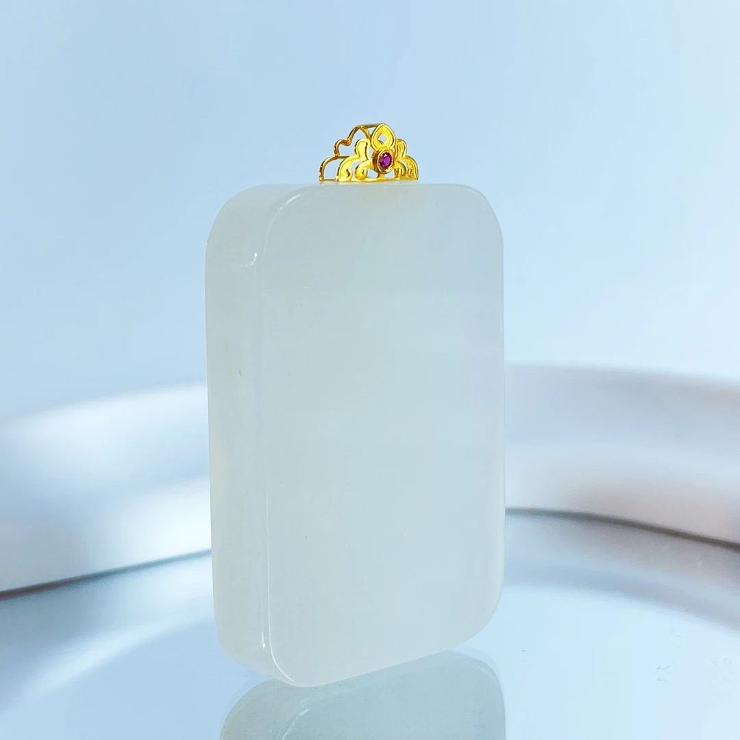 【新华网专享】羊脂白冰底料无事牌吊坠18K