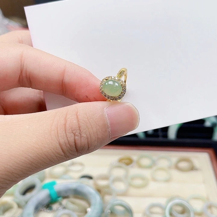 翡翠手镯未镶嵌翡翠