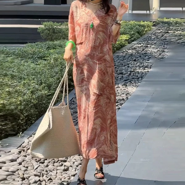 感印花V领连衣裙女夏季新款轻奢大码宽松度假风裙子多巴胺服装女